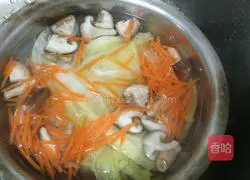 Cabbage, mushrooms and meat Illustration of how to make steamed buns 4