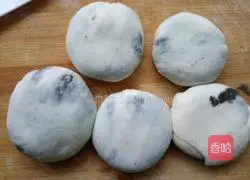 Illustration of making sesame sauce sugar cake 5