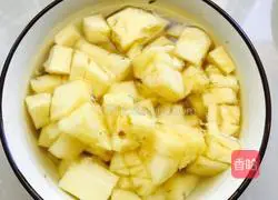 Xinjiang style pineapple and egg fried rice recipe illustration 4