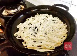 Illustration of making noodles pancakes 4