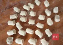 Illustration of how to make chicken, mushroom and onion dumplings 4