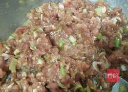 Illustration of how to make cabbage, mushroom and meat buns 11