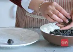Illustration of how to make handmade black sesame glutinous rice balls 4