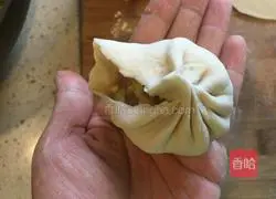 Illustration of how to make cabbage oil shuttle stuffed buns 13