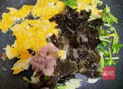 Illustration of how to make egg and fungus fried rice 5