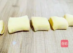 Illustration of how to make piggy pumpkin steamed buns 4