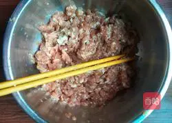 Illustration of how to make pork and pickled cabbage dumplings 2