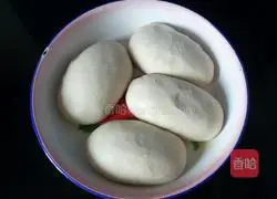 Illustration of how to make pork and king oyster mushroom dumplings 2