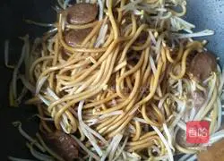 Illustration of how to make sausage and cumin fried noodles 6