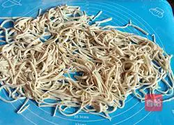 Illustration of how to make fried noodles with tomatoes and onions 3