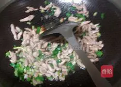 Illustration of how to make fried noodles with cabbage and shredded pork 6