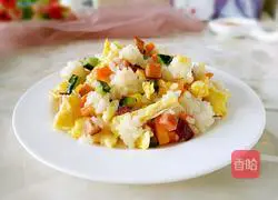 Illustration of how to make colorful egg fried rice 8