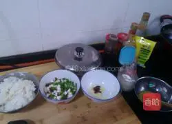 Illustration of how to make mushroom and egg fried rice 1