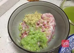 Illustration of how to make celery and pork dumplings 8