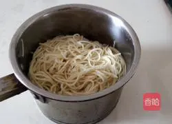 Illustration of how to make fried noodles with three shreds of vegetables 5