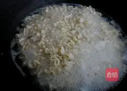 Illustration of how to make simple egg and tomato fried noodles 2