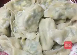 Illustration of how to make shrimp, leek and egg dumplings 5