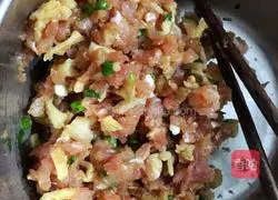 Illustration of how to make wonton noodles with minced meat and oil residue 2