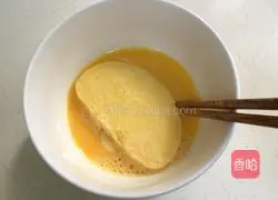 Illustration of how to make golden steamed bun slices 2
