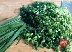 Illustration of how to make dumplings stuffed with chives and chicken 8