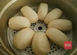 Illustration of how to cut steamed buns with a knife 9
