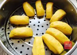 Illustration of how to cut steamed buns with pumpkin knife 11