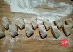 Illustration of how to make cabbage and pork dumplings 5