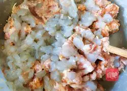 Illustration of how to make dumplings filled with pork, shrimp and green pepper 9