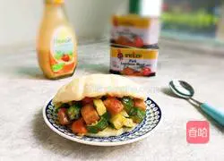 Illustration of how to make French salad dressing luncheon meat with lotus leaf cake 16