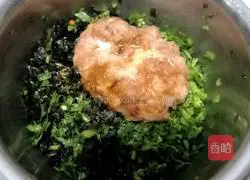 Illustration of how to make celery and pork wontons 3