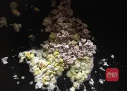 Illustration of how to make fried rice with sausage and eggs 3