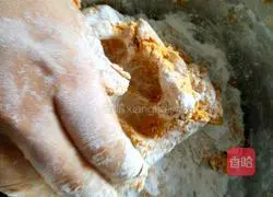 Illustration of how to make sweet potato dumplings with taro filling 7