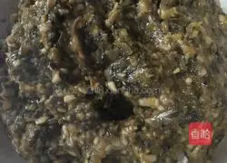 Illustration of how to make yellow croaker wontons with pickles and bamboo shoots 7