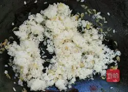 Illustration of how to make dried shrimps soy sauce fried rice 4