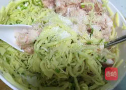 Illustration of how to make fresh bamboo shoot dumplings 8