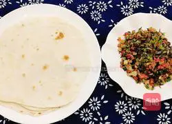 Illustration of how to make single-bread rolls with wild garlic 10