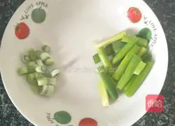 Illustration of how to make noodles with scallion oil 1