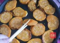 Illustration of how to bake potato chips in an electric pan 4