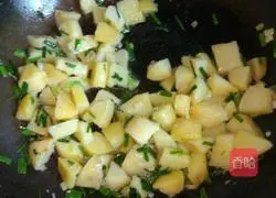 Illustration of how to make braised rice with potatoes and green onions 3