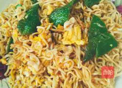 Illustration of how to make fried instant noodles with eggs 9
