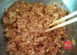 Illustration of how to make pork and leek dumplings 3