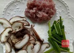 Illustration of how to make fried mushroom noodles 1