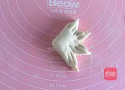 Illustration of how to make goldfish steamed buns 14