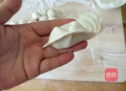 Illustration of how to make egg, leek and shrimp dumplings 14