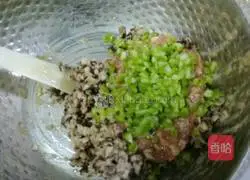 Illustration of how to make mushroom and beef stuffed buns 8