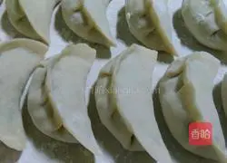 Illustration of how to roll dumpling wrappers 5