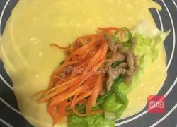 Illustration of how to make pancake hand rolls 15