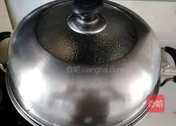 Illustration of how to make steamed buns with vegetarian stuffing 15