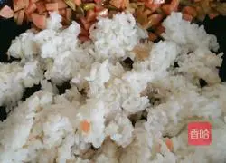 Illustration of how to make pickled mustard, ham, sausage and egg fried rice 2