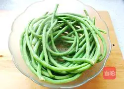 Illustration of how to make dumplings stuffed with beans, mushrooms and fungus stuffing 4